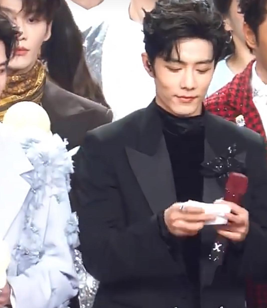 肖战抓紧撤回了一沓纸巾。非常搞笑的一幕。跨年时刻肖战正小心翼翼拿出纸巾想要擦汗