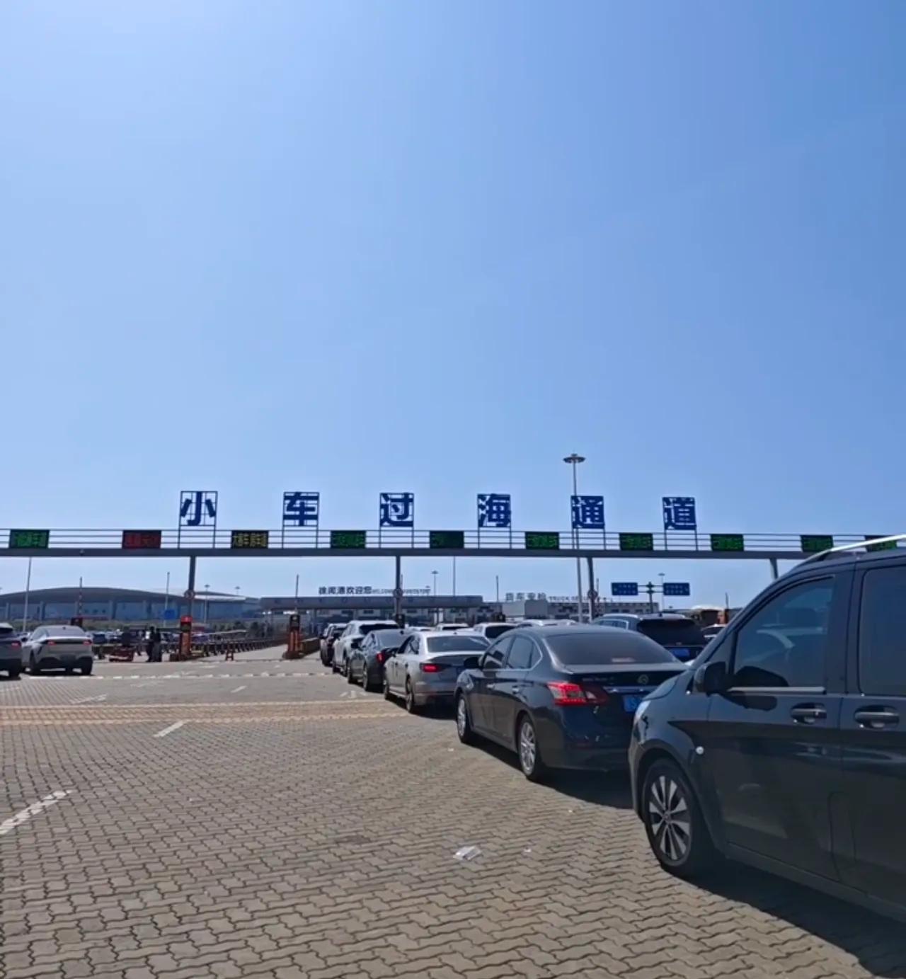 我有一个朋友到海南过年，被堵在徐闻，过不了港口。不少车主在排队时，会遇到当