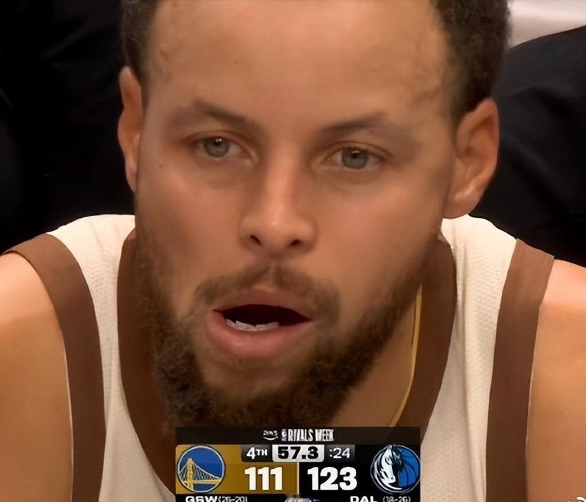 眼神空洞，库里心态被打崩了！对阵独行侠，库里个人出战34分钟，27投14中，