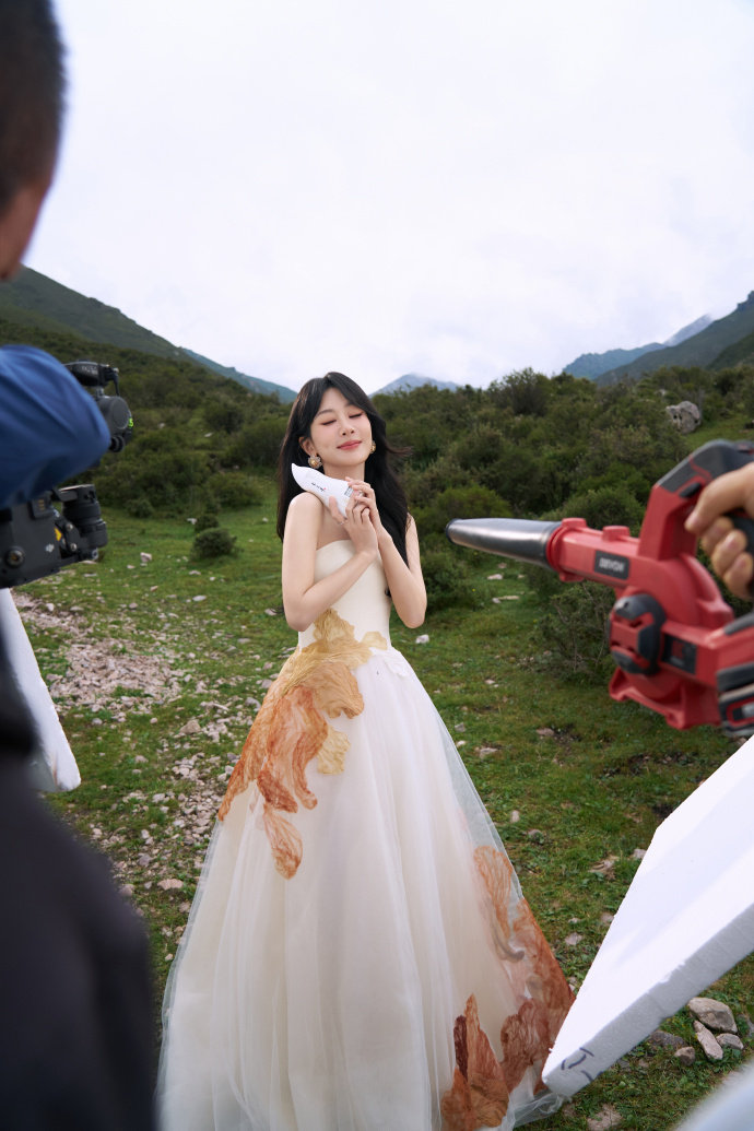 杨紫芬芳点缀白裙杨紫白裙狂野花絮照杨紫芬芳点缀白裙，满分美貌的紫妹上线，山间
