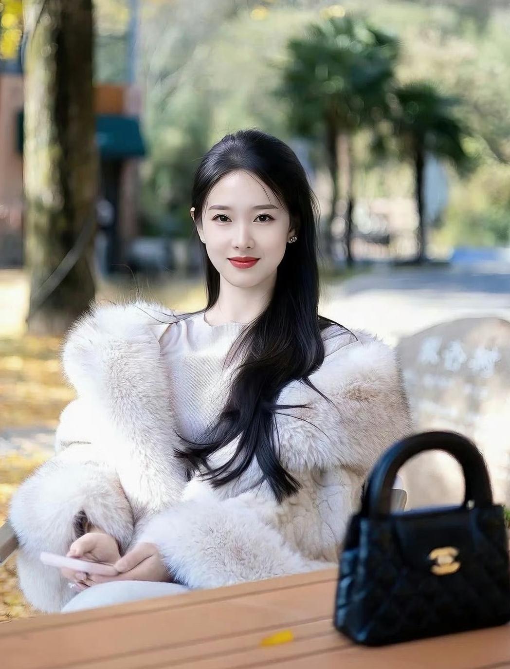 秋日午后，温柔少女与毛绒外套的完美搭配，尽显优雅与时尚。女生怎么穿搭会看着很温柔