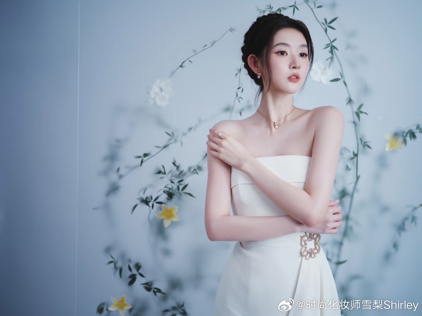 王玉雯，竹叶和编发的完美映衬。编发打造超完美头型，同时又很有田园韵味。王玉雯