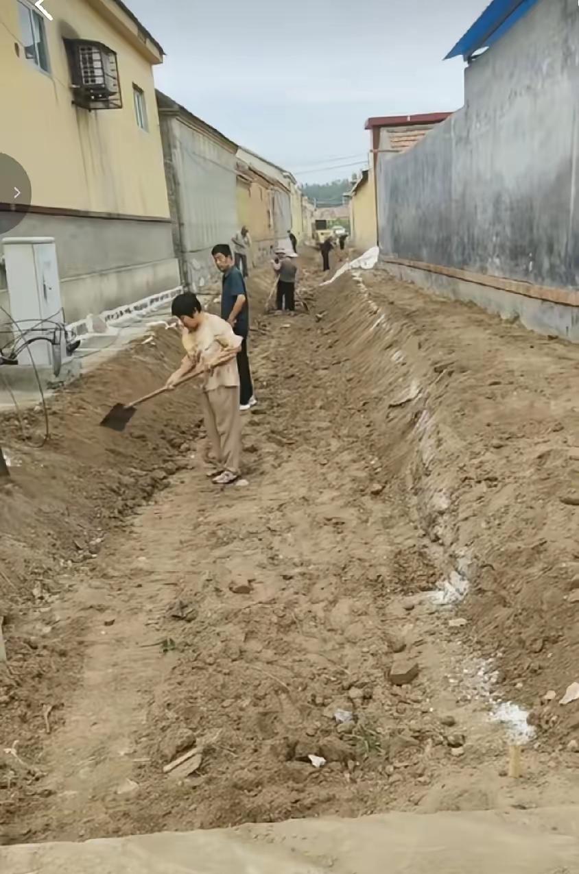 村里面要修一条路，但是有一些大爷和大妈并不是想着怎么样将路修好，而是想着自己的一