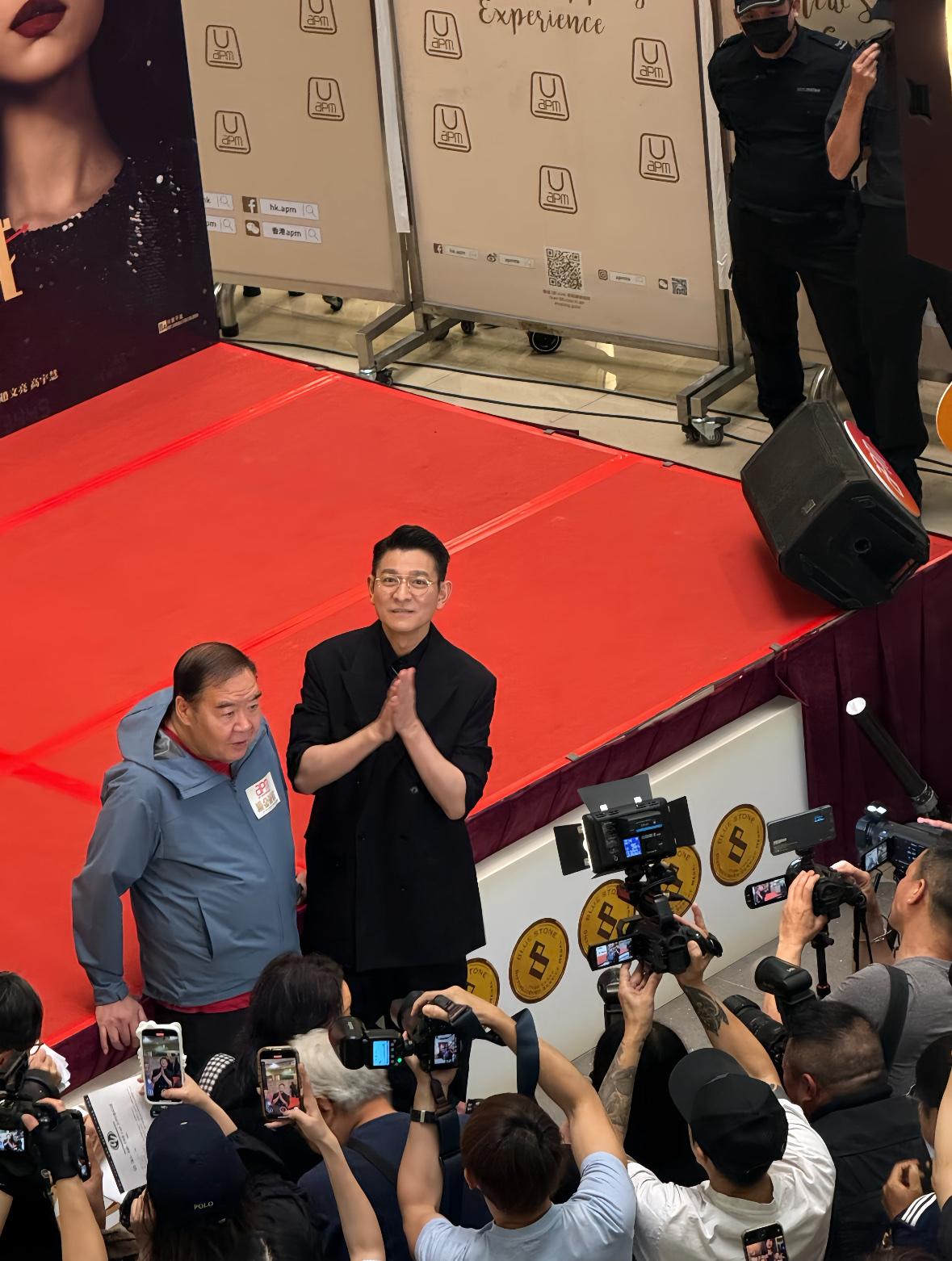 朋友曾在线下遇到过刘德华她说大家都被骗了刘德华本人根本不像电视里那样