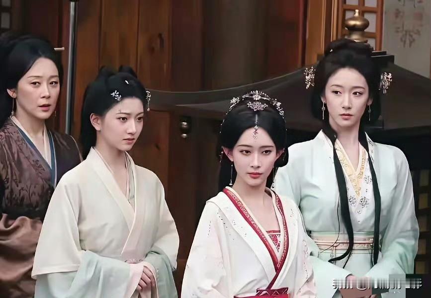 在《百花杀》同框镜头里，孟子义身边的婢女反倒大放异彩。婢女五官舒展大气，自带端庄