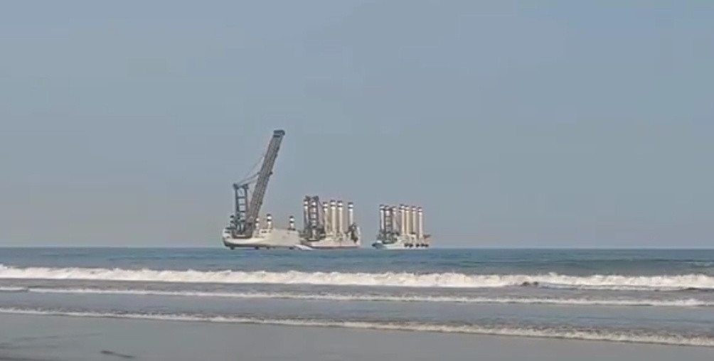 时不我待，疑似第二批“岸舰连接神器”也开始演练了！在东大的第一批多艘“岸舰连接器