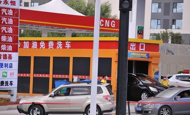 加油站为什么总送纸巾和免费洗车？内行人说出大实话，太真实了 这些年，加油站之