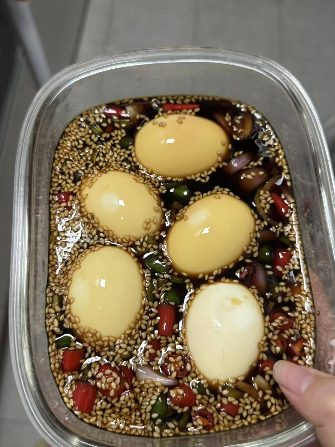 我妈妈和哥哥一起住，还有两个小孩，也是一家5口人吧。都是一家人，生活费就没算那么