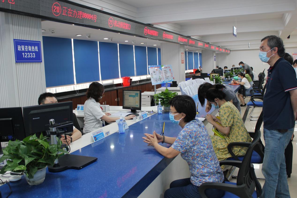 终于有人替2亿灵活就业者说话了！人大代表提出社保四条建议：缴费年限守住15年、女