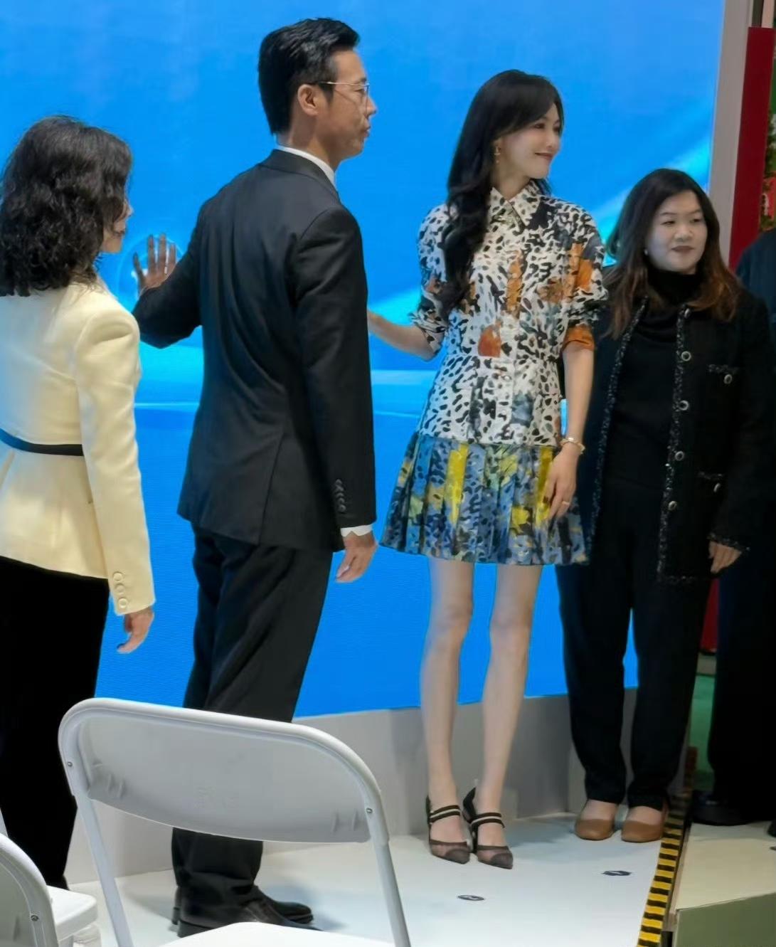 唐嫣的腿真的好细好长啊，没有一点多余的赘肉！简直是“漫画腿天花板”吧！这样的腿