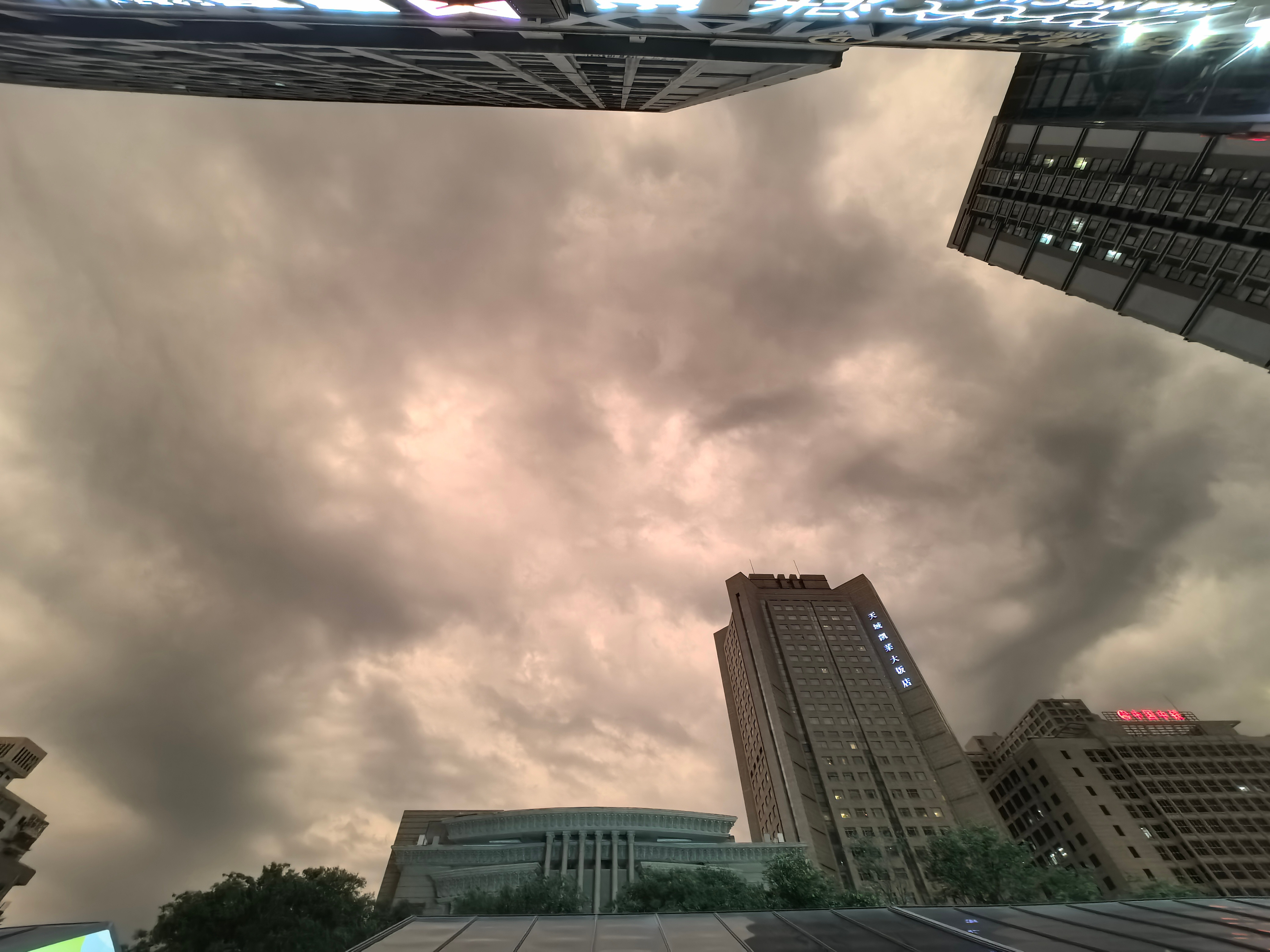 西安突然变天，“黑云压城城欲摧”的即视感，预报了好几天的暴雨，应该是要下了。整个