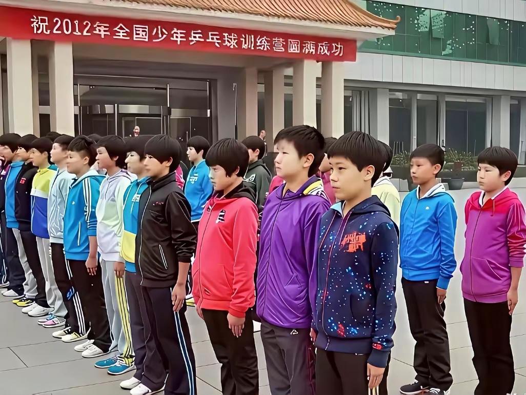 莎莎的自律是从小到大刻在骨子里的！你看12岁时的孙颖莎站在队伍中，面目表情也