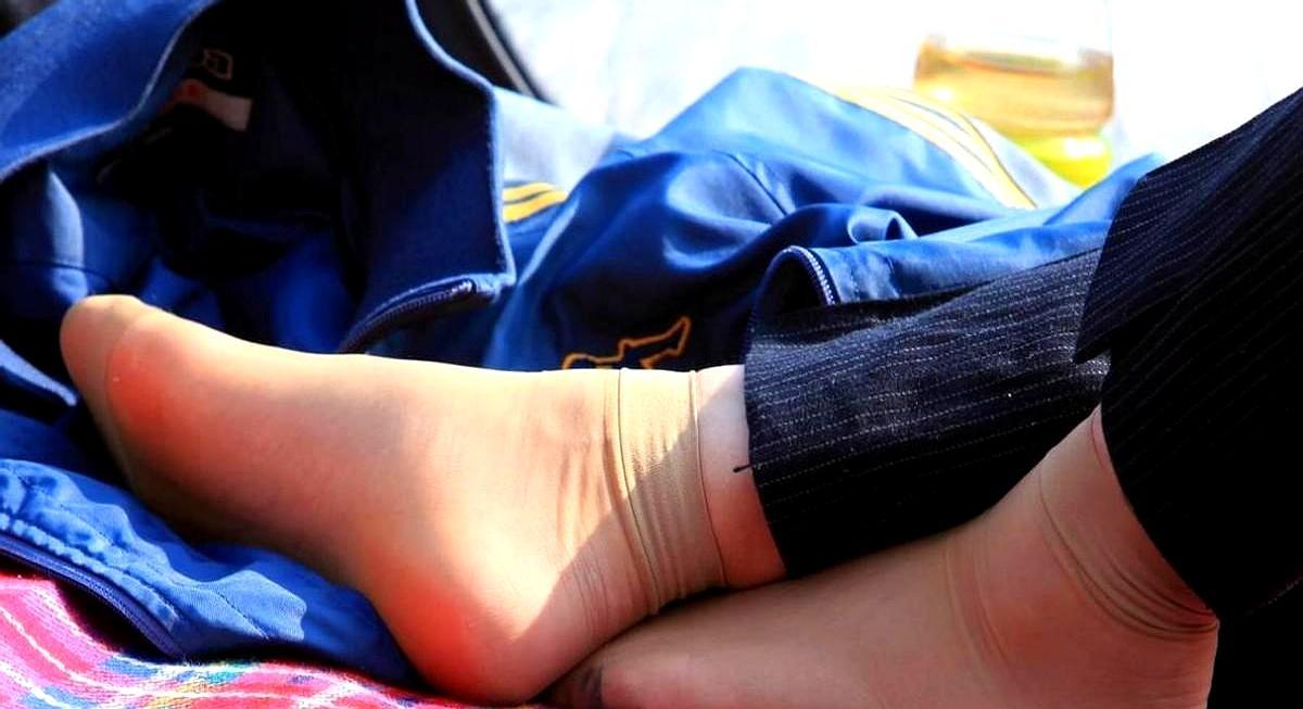 38℃出门，腿比脸先降温去年夏天我囤了十条普通丝袜，风一吹就糊腿，办公室坐