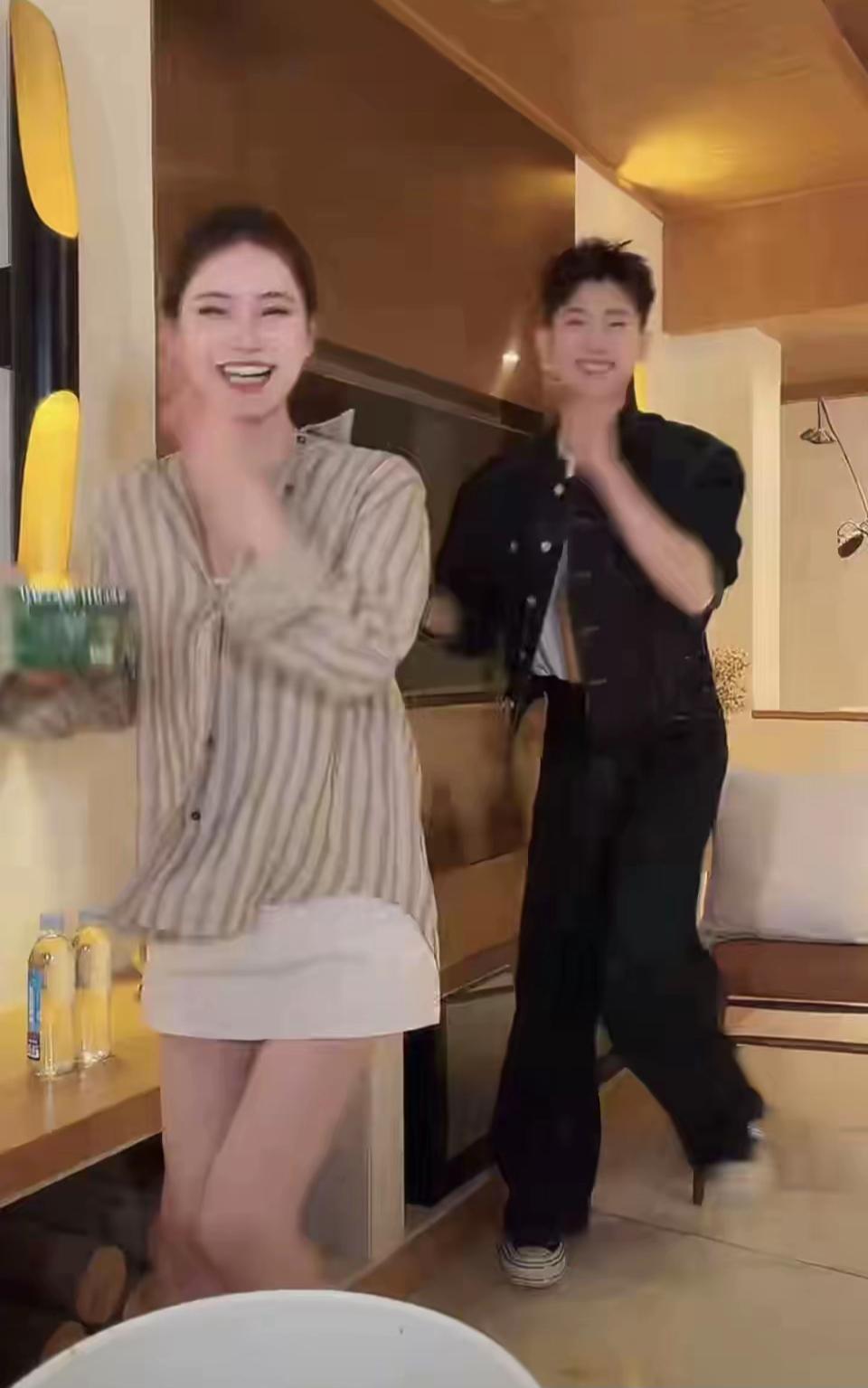 马筱梅撇下小汪宝和汪小菲一起去出差了，怪不得她直播时心情那么好，还和粉丝们互动讲