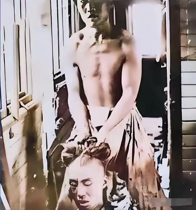 1905年的北京火车站，吴樾行刺失败后，被清军抓着辫子拖出车厢。那场景，搁现