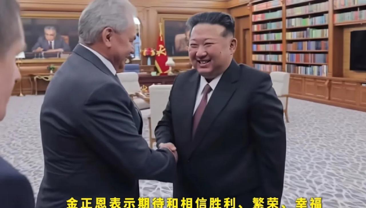 金将军的办公室！最大亮点，两面超大书墙！整整两面超长墙的书柜，全是书！目测每面书