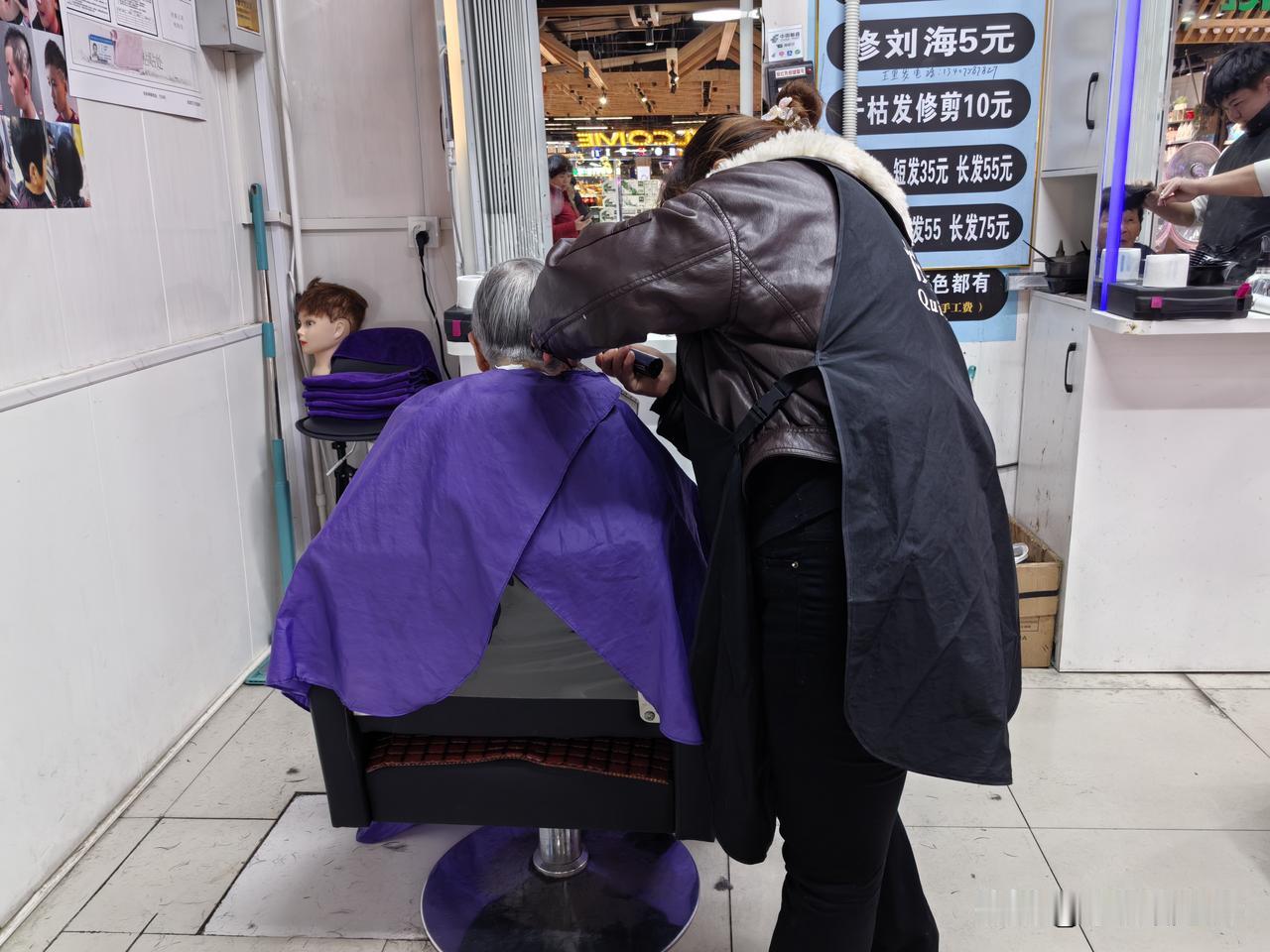 明天姑姑就要回青岛了，今天带姑姑去超市采购点明天我们火车上要吃的东西。买完出