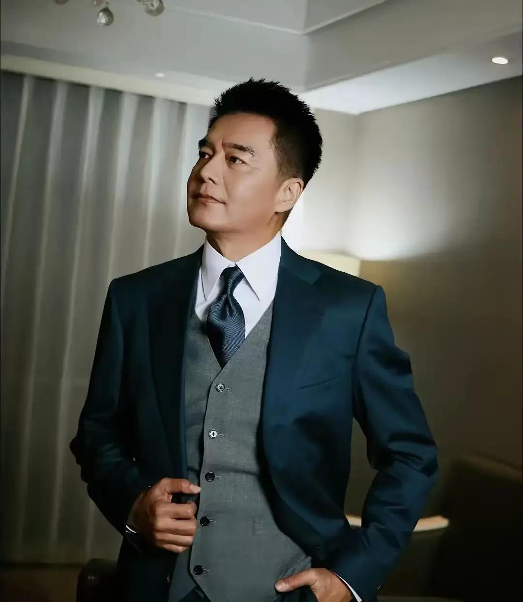 前妻何晴去世，追悼会办了。许亚军没露面。很多人讨论，觉得他该来。凭啥呢？离