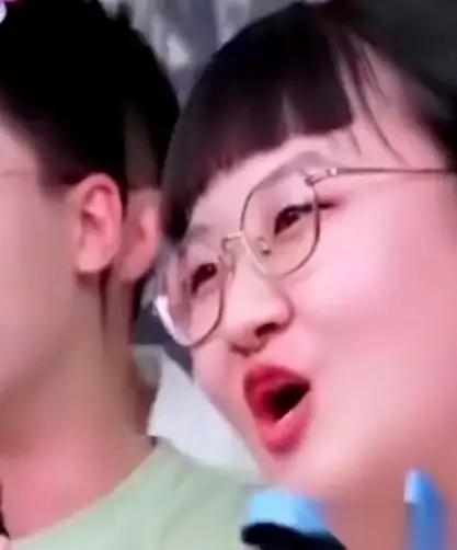 东方甄选那两位大姐，现在估计是全网最拧巴的人了。想当年，那也是风光无两啊，左膀右