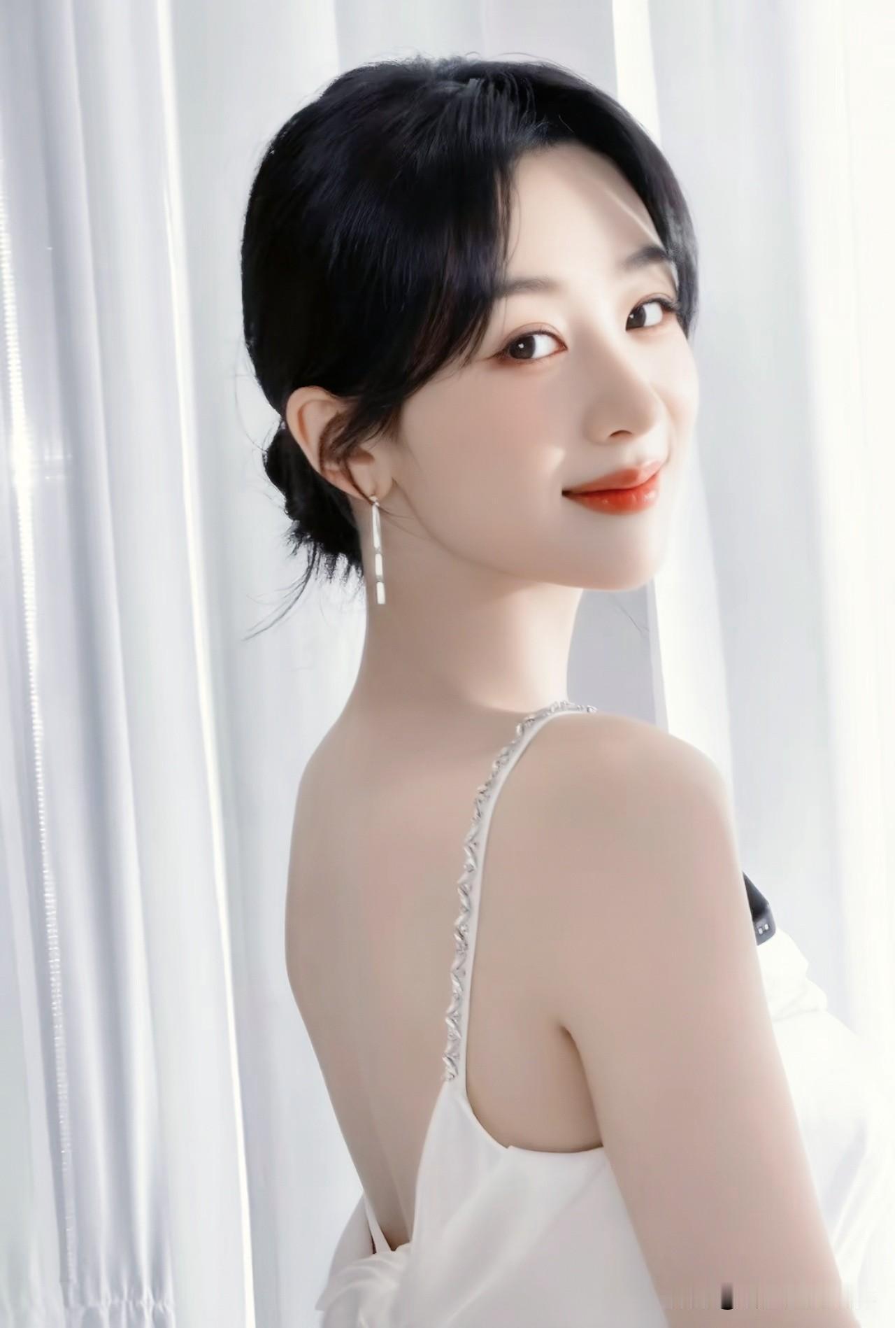 杨紫背部曲线太好了，美背怎么练的