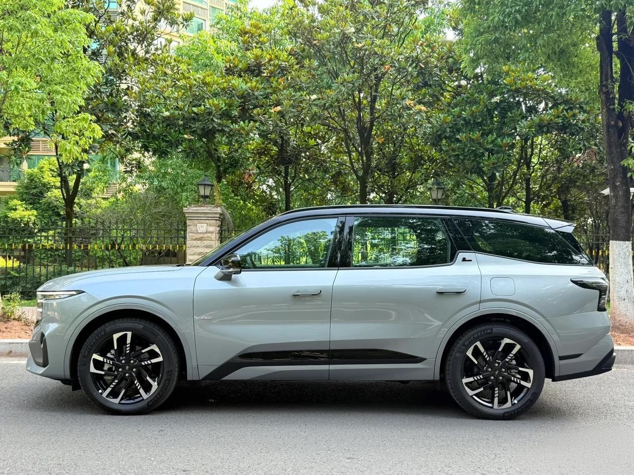 这几天在小区停车场经常看到这台车，外观是真大气，足足有奥迪Q7的视感，我好奇