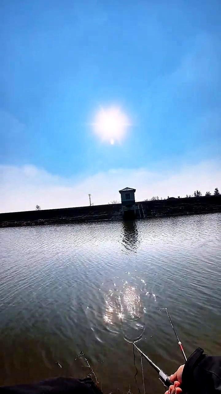 滑漂越扔越远，为啥反而一口没有？好多人把滑漂当成了远投比赛，这是最大的误区。