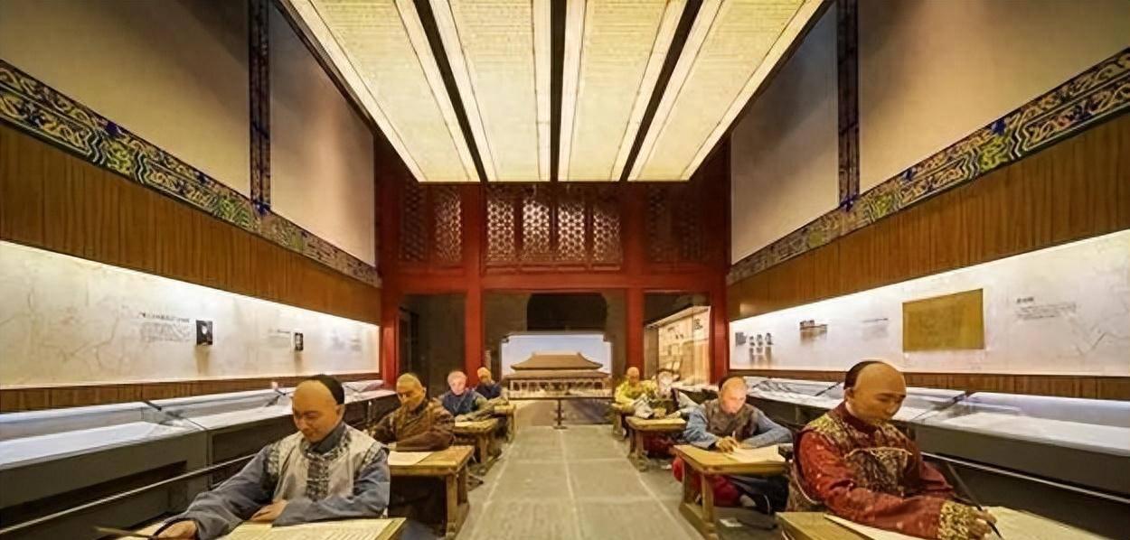 清代一考生抱着装馒头的麻袋参加殿试，康熙说：你就是状元了康熙三十六年殿试，江