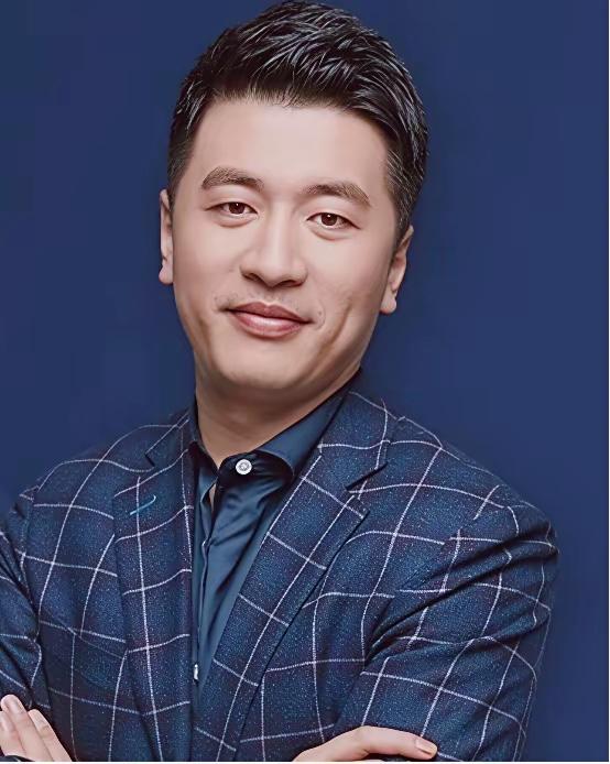 张雪峰说，当年我掏空四年的工资，给父母在东北老家买了房，他们正在装修的时候，我给