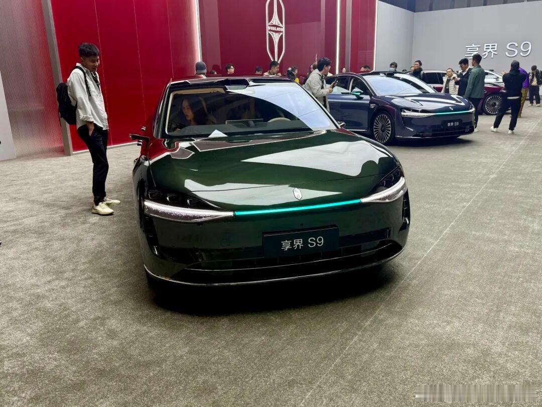 11月20日，新款享界S9上市，推出涵盖两种动力形式的4款车型，售价区间为30.