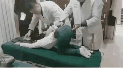 不要误会，这是正宗的中医正骨/推拿手法哦，主要能治腰椎间盘突出症，像颈椎病、脊柱