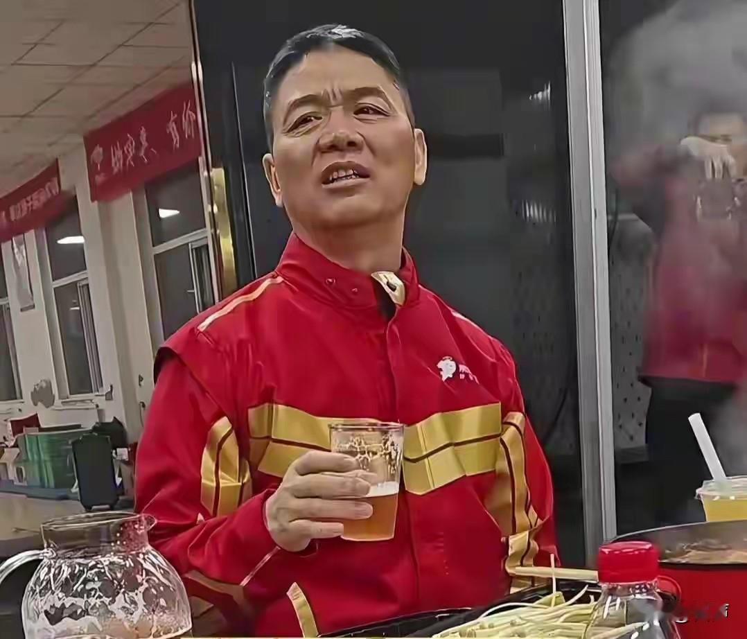 超过4亿人民币的物资被盗恐怕京东的仓库早就被盯上了就算是工人搬运也需要几个小