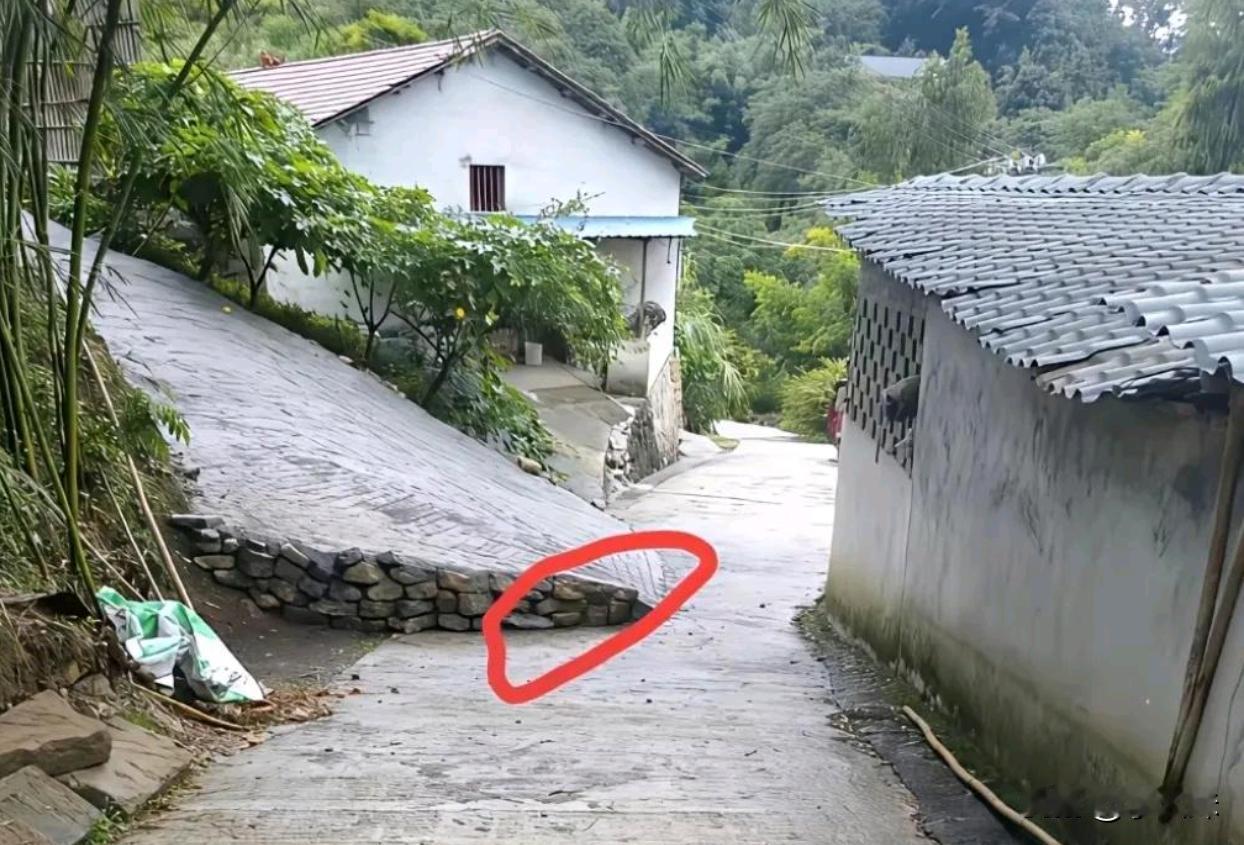 在农村修这种坡，还真就没人治得了他了？