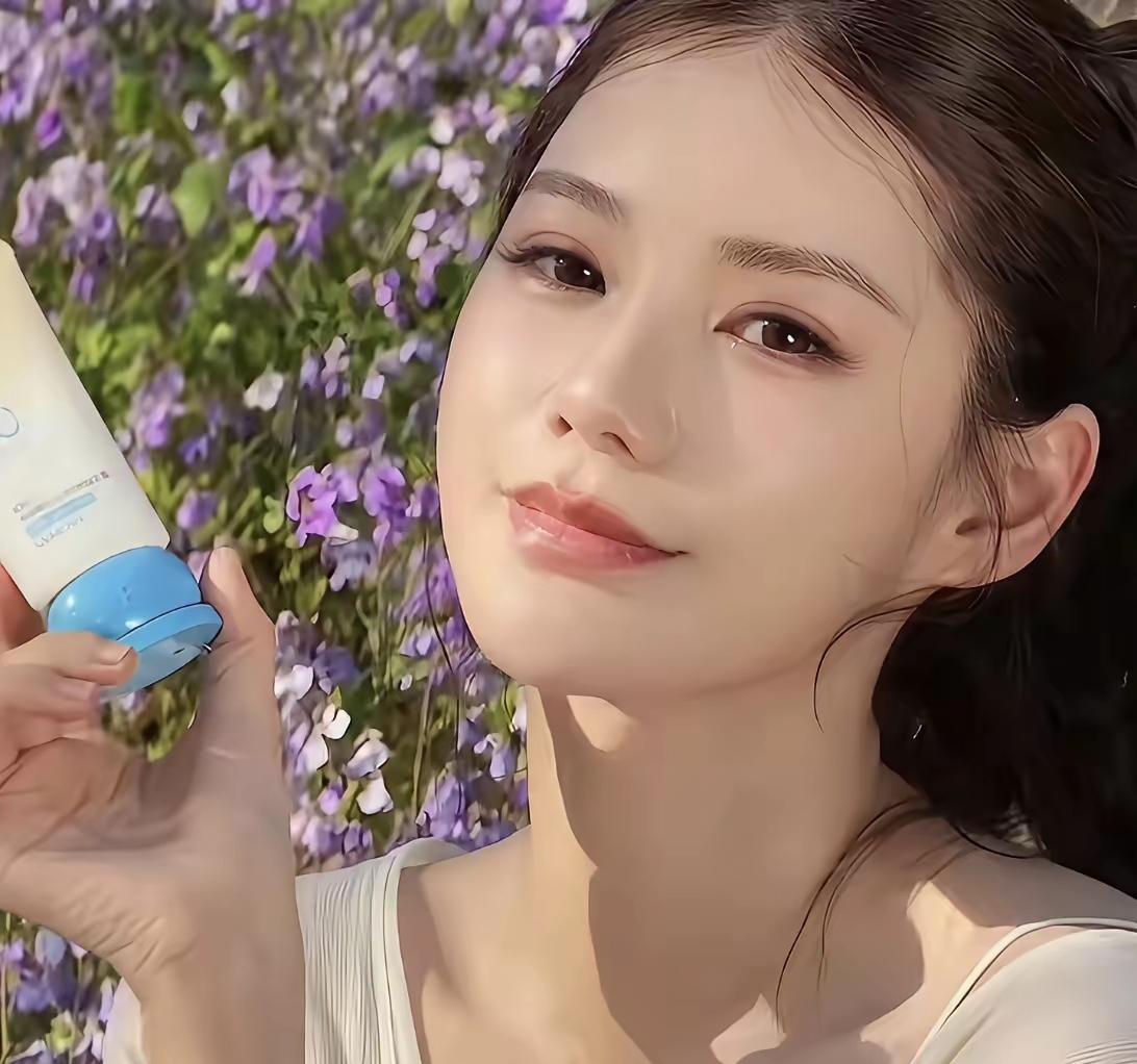 消失两个月，马筱梅高调重返北京，一改往日晒娃晒家庭的画风，独自漫步花丛，精心打扮