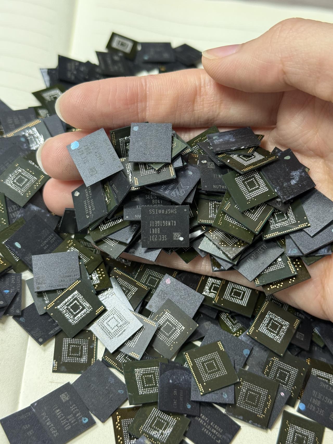 为什么国产芯片，很难直接用在旗舰手机上？很多人疑惑，国产存储芯片已经量产，