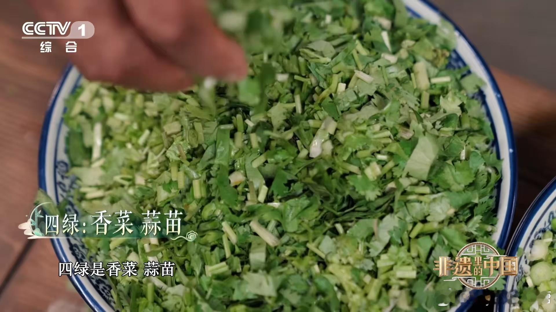 兰州人一天吃几十万碗牛肉面说到牛肉面真的不得不说我们甘肃的牛肉面了，从辣椒油到汤