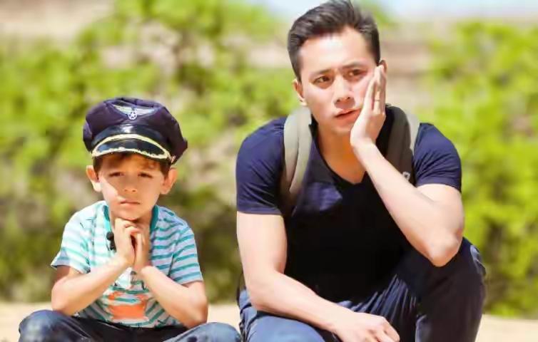 难怪说混血基因“不扛老”？47岁刘烨暴瘦回颜值巅峰，反倒让儿子诺一显得有点“尴尬