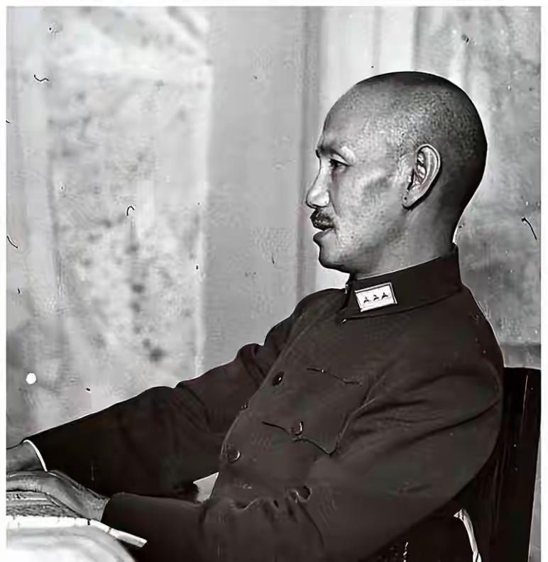 1959年杜聿明被特赦，老蒋得知大惊道：“快让他老婆从美国回来！”那会儿海峡