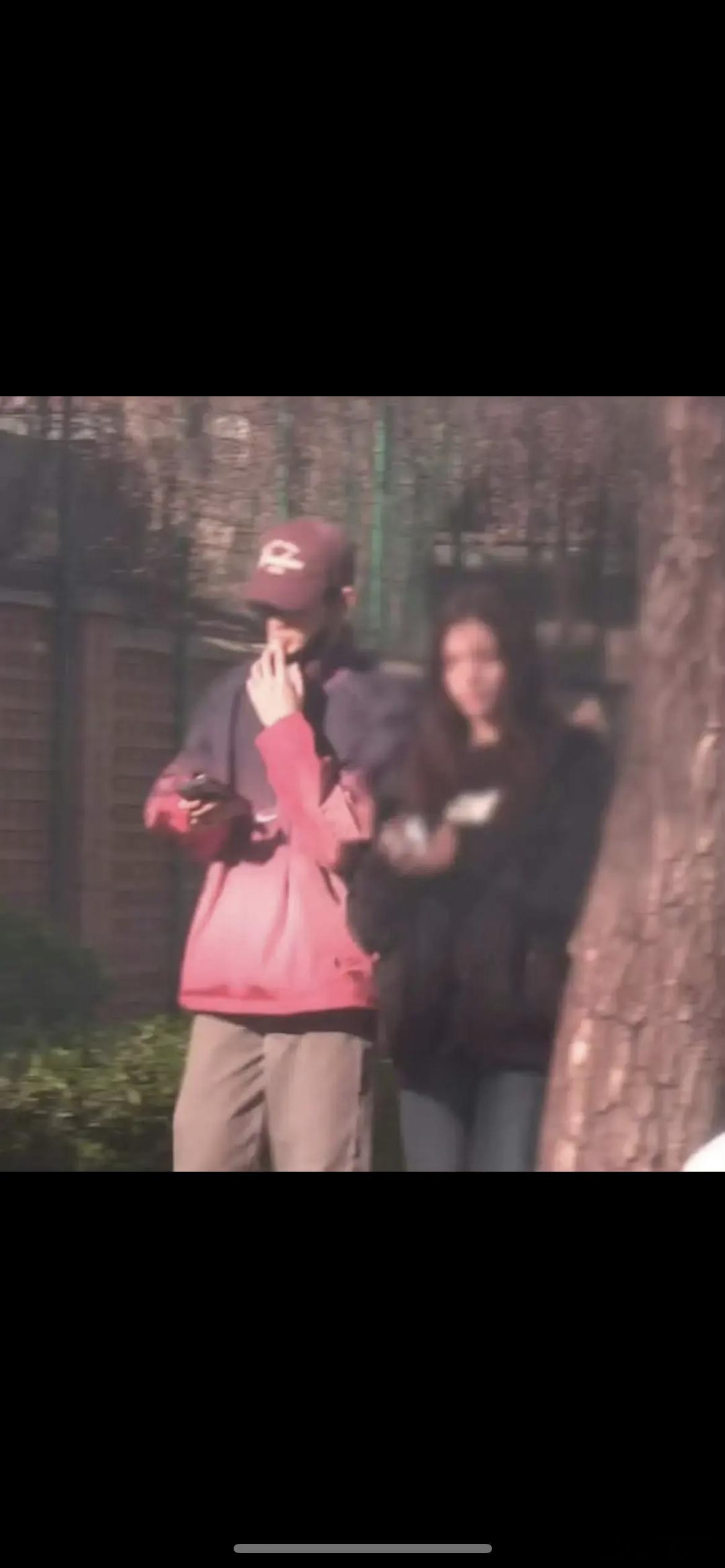 荣梓杉不到半年时间暴雷两次了，上次还是当街抽烟​​​