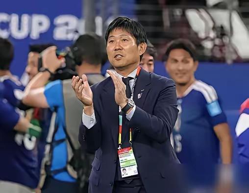 国足应该让森保一带队冲击2030世界杯日本足协官宣森保一续约半年，带完202
