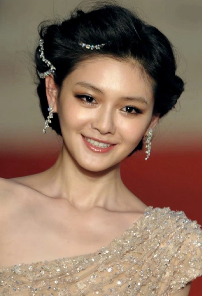 当年品牌方需要珠宝露出，大S觉得这条高定礼服如果搭配项链会很多余，就把项链编进头