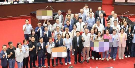 立院开始表决，绿营遭三连败，傅崐萁大势已成，韩国瑜选择错了！连日来，韩国瑜可谓