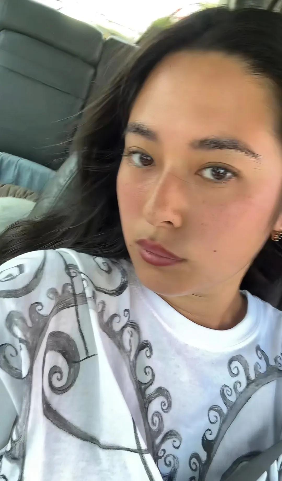 姜文女儿姜一郎婚礼后首晒正面照，她的长相融合了爸爸和妈妈的特质。看头发和肤色