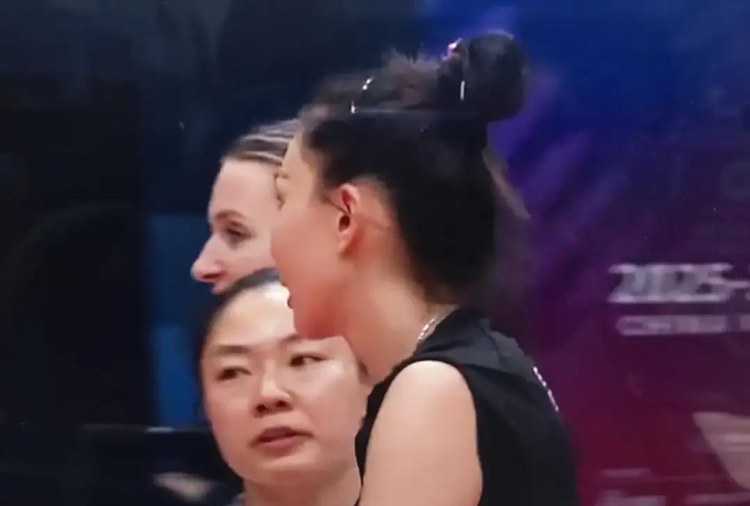 停止嘲讽江苏女排的“全华班”了。他们正在偷偷完成一件可怕的事。当所有