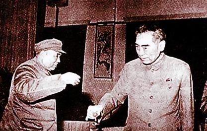 1985年，许世友将军卧病在床，趁旁边无人陪护时，用毛巾勒住自己的脖子死死拉紧，