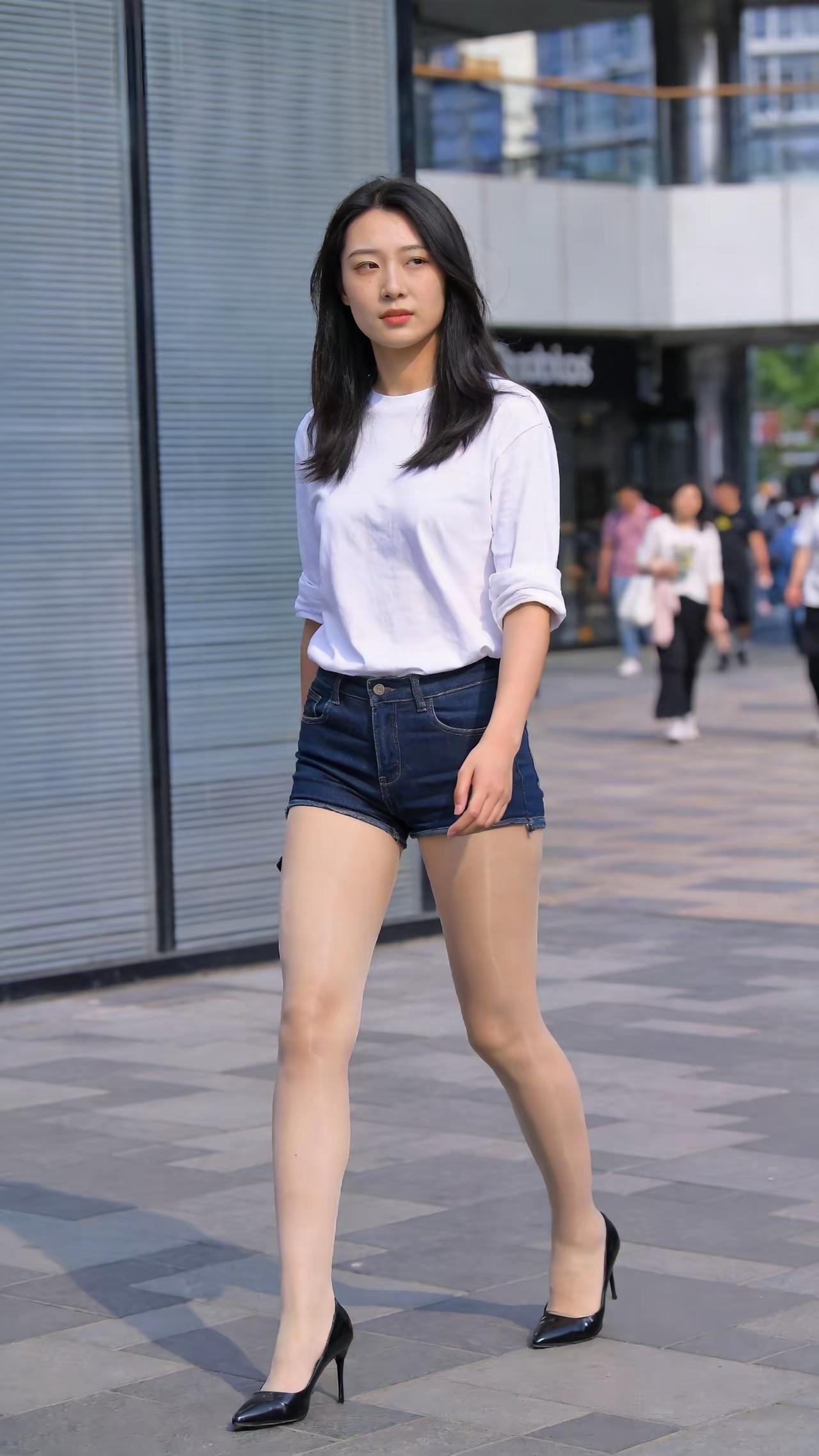 都市时尚少女穿搭指南，简约白T恤+牛仔短裤，搭配黑色高跟鞋，尽显青春活力！