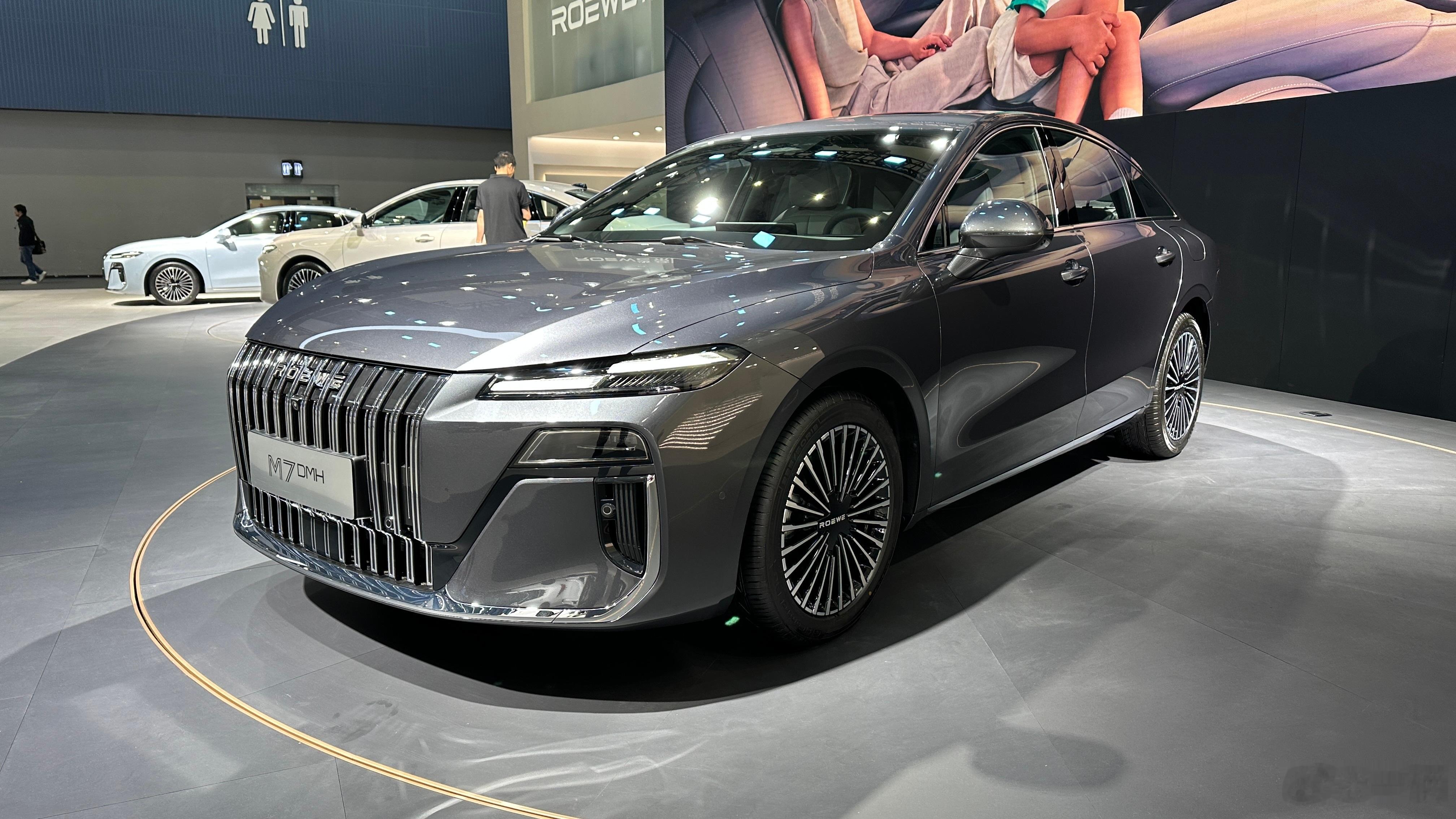 发现荣威M7DMH这个"聪明"的伙伴真是惊喜——它的豆包AI车机像老友般贴心，