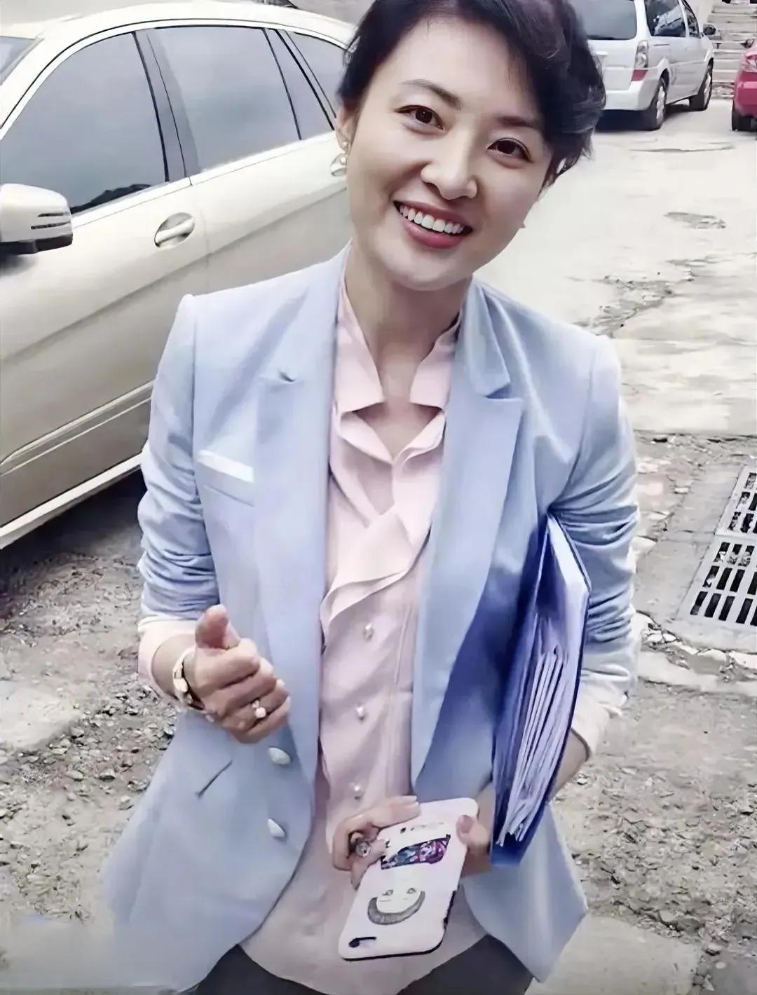 周涛的素颜也是这般美丽动人！周涛天生丽质，即使不打扮，也比董卿、张蕾的容貌如看。