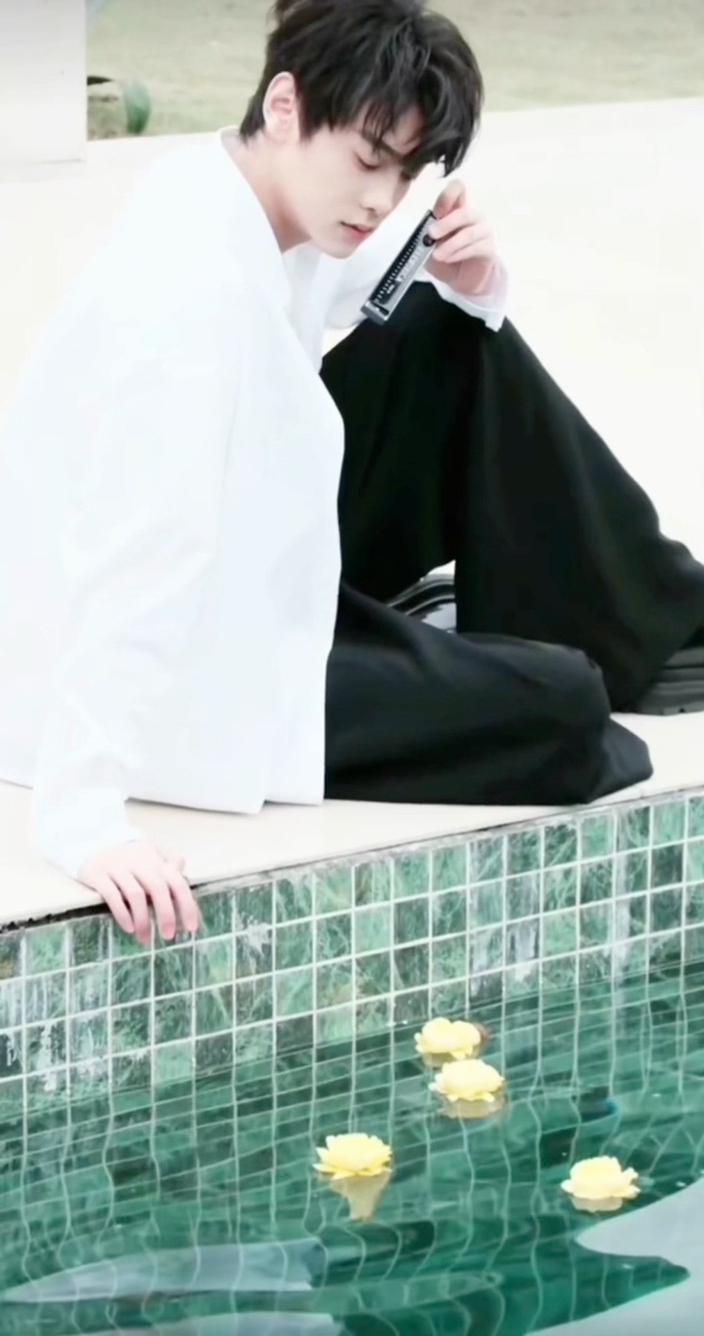 田栩宁白衬衫学长.田栩宁新物料白衬衫泳池边拿着口琴春日学长完全暴击😍