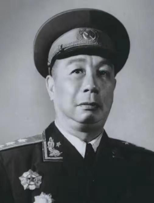 1937年，开国上将陈士榘抓了一个日军俘虏，谁知在经过一处悬崖时，日军俘虏突然发