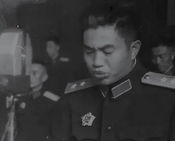 1976年，皮定均将军参加表彰大会时，见到一军长随地吐痰，他的秘书跟在后面要擦，